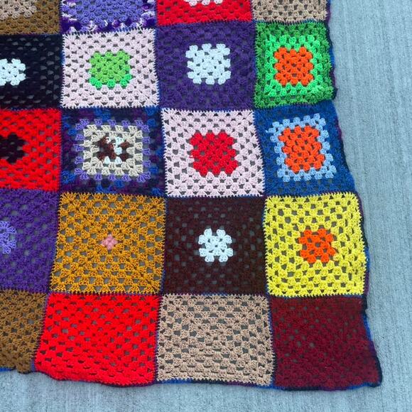 Vintage Handmade Crochet Afghan Granny Square Multi-Color Bright Mismatch Kitsch - Picture 3 of 5